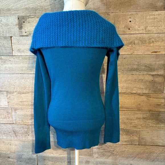 Le chateau women’s blue coloured collared sweater in size small - Picture 3 of 7